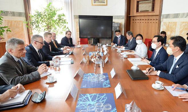 이창양 산업통상자원부 장관이 28일(현지시간) 체코를 방문해 요젭 시켈라(Jozef Sikela) 체코 산업통상부 장관과 면담을 갖고 있다. 이창양 장관은 인사말을 통해 “새정부의 에너지 정책을 설명”하고, ‘원전 및 산업·에너지·방산 분야의 협력 등 양국의 공통 관심 분야’에 대한 의견을 교환하였다. 산업통상자원부 제공