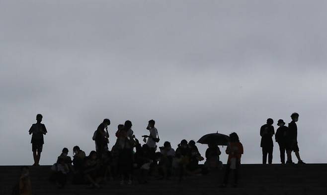 지난 29일 서울 용산구 국립중앙박물관에서 바라본 하늘이 먹구름으로 뒤덮여 있다. 뉴스1