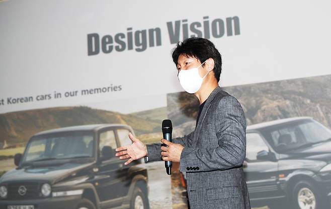 29일 경기&nbsp;평택&nbsp;쌍용차 디자인센터에서 이강 상무가 쌍용차의 디자인 철학에 대해 설명하고 있다. 쌍용차 제공