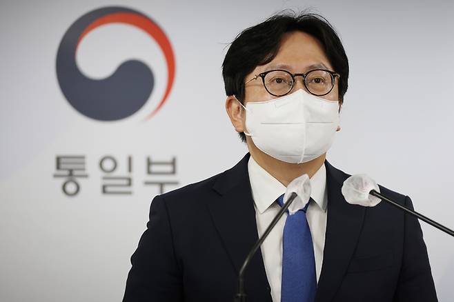 조중훈 통일부 대변인이 28일 오후 정부서울청사 브리핑실에서 장마철 접경지역 홍수피해 예방 관련 통일부 입장을 발표하고 있다. 이날 통일부는 28일 북한이 장마철 황강댐 등 북측 수역의 댐 방류 시 사전에 남측에 통지해 줄 것을 공개적으로 요구했다. 또 북한지역 폭우로 인해 기술적 문제가 발생하면서 남북 공동연락사무소 채널과 군 통신선 일부가 이날 불통인 것으로 확인됐다. 연락채널이 정상 가동되면 관련 통지문을 보낼 예정이다.&nbsp; &nbsp;연합뉴스