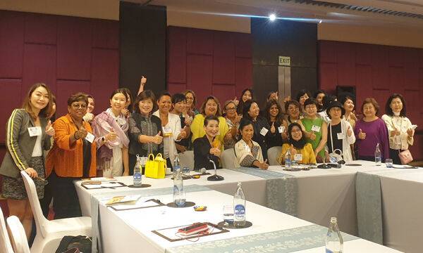 GSW 여성 롤모델과의 멘토링 세션을 마친 후 MCM 김성주 회장과 세계 각국에서 온 여성 기업인들이 기념촬영을 하고 있다. 성주재단 제공