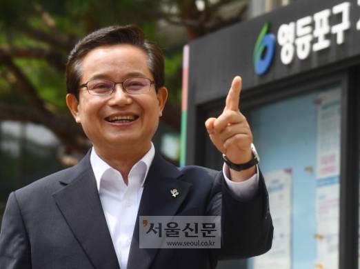 이번 6·1 지방선거에서 영등포구청장에 당선된 최호권 당선인이 지난 28일 영등포구청 별관 당선인 사무실에서 밝게 웃으며 향후 구정의 비전과 계획 등을 설명하고 있다.안주영 전문기자