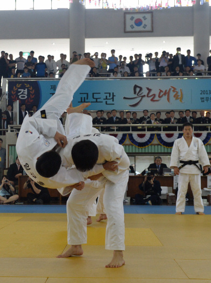 전국교도관 무도대회에서 유도시범단이 업어치기를 하는 모습. 본문과 직접 관련 없음. 서울신문DB