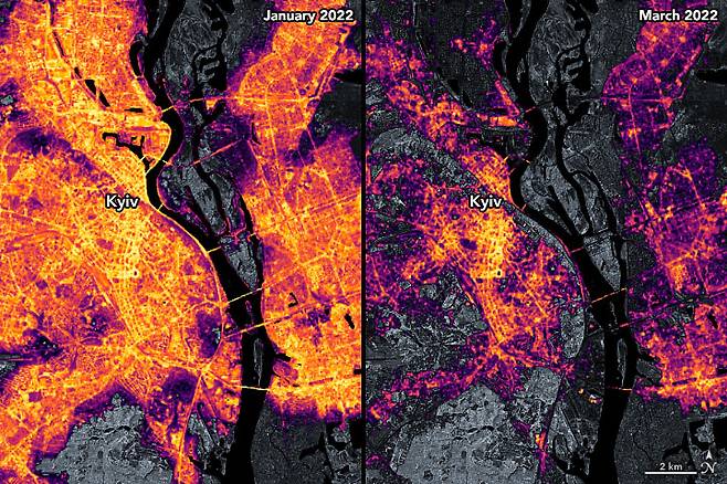 지난 1월과 3월 우크라이나 수도 키이우 지역 불빛의 비교 모습. 사진=NASA Earth Observatory