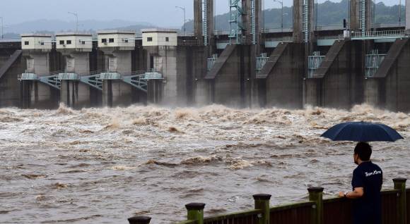 2020년 8월 5일 경기 연천군 군남댐이 방류를 하고 있다. 북한의 황강댐 방류로 인해 유입된 물의 양으로 인해 개방결정이 내려졌다. 2020. 8. 5 정연호 기자