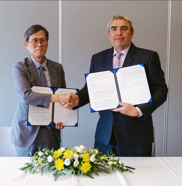 정재훈(왼쪽) 한국수력원자력 사장이 29일(현지시간) 체코 신규원전 건설 예정지인 트레비치를 방문해 체코 현지 아이스하키팀 후원에 대한 연장 협약을 맺은 후 기념 촬영을 하고 있다. 아이스하키는 체코에서 가장 인기 있는 스포츠 중 하나로, 한수원은 트레비치에 연고를 둔 아이스하키팀을 후원하며 지역과 소통하고 있다. 사진제공=한국수력원자력