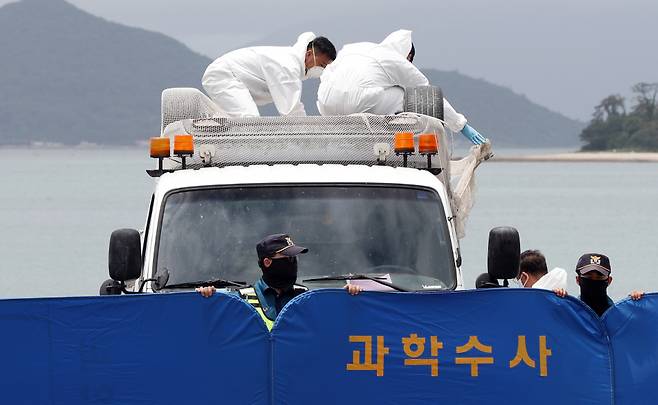 6월29일 전남 완도군 신지면 송곡선착장 인근 방파제에서 경찰이 10ｍ 바닷속에 잠겨있는 조유나(10)양 가족의 차량을 인양한 뒤 유실방지망을 벗겨내고 있다. 경찰은 실종된 조양의 가족과 차량을 찾기 위해 수중 수색하다 전날 가두리양식장 아래에 잠겨있는 차량을 발견했다. ⓒ 연합뉴스