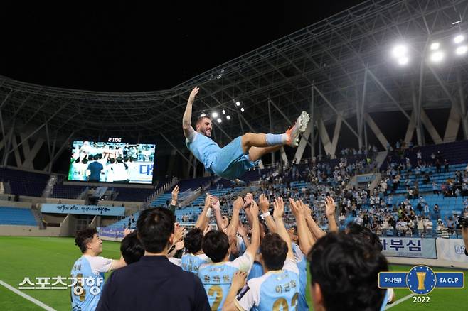 라마스(위)가 29일 대구 DGB대구은행파크에서 열린 포항 스틸러스와 대한축구협회(FA)컵 8강전에서 3-0으로 승리한 뒤 동료들의 헹가래를 받고 있다. 대한축구협회 제공