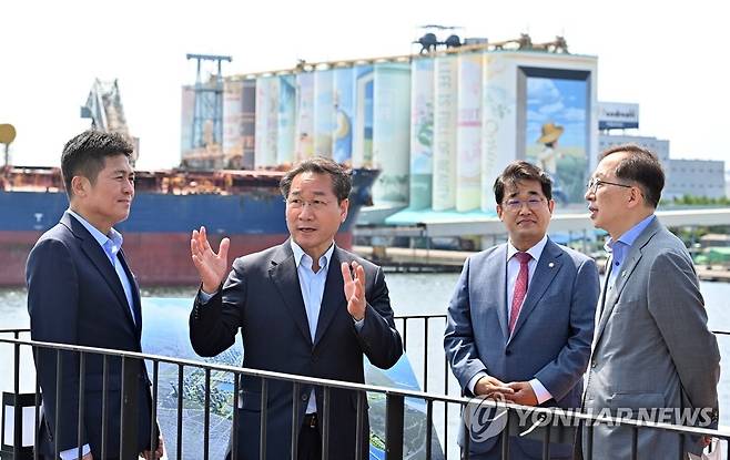 인천내항 찾은 조승환 해수부장관·유정복 인천시장 당선인 (인천=연합뉴스) 조승환 해수부장관(오른쪽부터), 국민의힘 배준영 국회의원, 유정복 인천시장 당선인, 김정헌 인천 중구청장 당선인이 16일 인천시 중구 인천내항 1·8부두 재개발 홍보관에서 일대를 둘러보며 대화하고 있다. 2022.6.16 [인천시장직 인수위원회 제공. 재판매 및 DB 금지] tomatoyoon@yna.co.kr