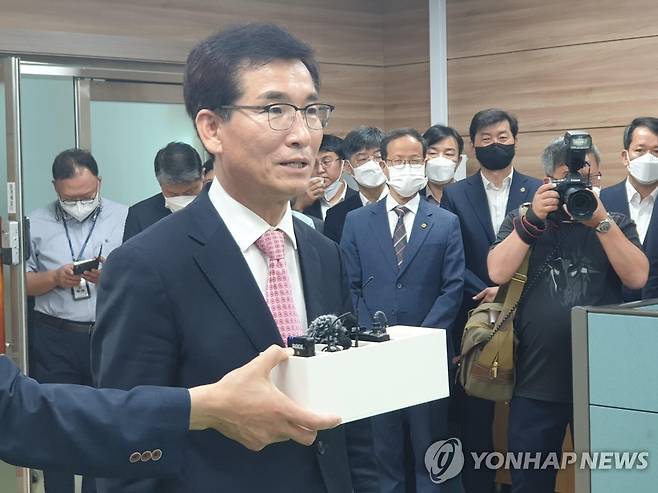 윤건영 충북교육감 당선인 [연합뉴스 자료사진]