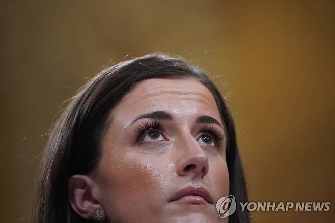 하원 의회난입 조사특위 청문회에 출석한 캐서디 허친슨 (워싱턴=AFP 연합뉴스) 도널드 트럼프 전 대통령 시절 백악관 비서실장의 핵심 참모였던 캐서디 허친슨이 2022년 6월 28일(현지시간) 하원 의회난입 조사특위 청문회에 출석해 증언하고 있다.