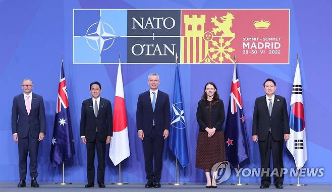 나토 사무총장-아태 파트너국 정상과 기념촬영하는 윤석열 대통령 (마드리드=연합뉴스) 안정원 기자 = 북대서양조약기구((NATO·나토) 정상회의 참석을 위해 스페인을 방문한 윤석열 대통령이 29일(현지시간) 마드리드 이페마 컨벤션센터에서 아시아 태평양 파트너 4개국 정상, 옌스 스톨텐베르그 나토 사무총장(가운데)과 기념촬영을 하고 있다. 윤석열 대통령은 기시다 후미오 일본 총리(왼쪽 두 번째), 앤서니 앨버니지 호주 총리(왼쪽), 저신다 아던 뉴질랜드 총리(오른쪽 두 번째)와 함께 북대서양조약기구 정상회의에 아시아 태평양 파트너 4개국 자격으로 초청됐다.2022.6.29 jeong@yna.co.kr