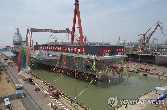 중국 세번째 항공모함 '푸젠함' 진수식 [상하이 신화=연합뉴스 자료사진 6월17일 중국 상하이 인근 장난(江南) 조선소에서 중국의 세 번째 항공모함 '푸젠(福建)함' 진수식이 열리고 있다. 디젤 추진 방식인 푸젠함은 중국이 자체 설계해 건조한 최초의 사출형 항공모함으로 배수량은 8만여t이다. [판매 금지] 2022.6.17 leekm@yna.co.kr