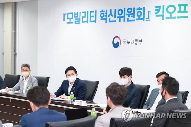 모빌리티 혁신위원회 킥오프 회의 (서울=연합뉴스) 원희룡 국토교통부 장관이 30일 경기 화성시 CJ로지스 파크에서 열린 '모빌리티 혁신위원회 킥오프 회의'를 주재하고 있다. 2022.6.30 [국토교통부 제공. 재판매 및 DB 금지] photo@yna.co.kr