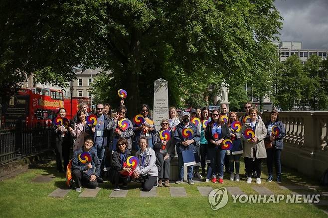 주영한국문화원, 벨파스트서 6·25 전쟁 관련 한국문화 행사 개최 (서울=연합뉴스) 주영한국문화원이 지난 25일 영국 북아일랜드 수도 벨파스트에서 6·25 전쟁 관련 다양한 한국문화 행사를 개최했다고 30일 밝혔다. 사진은 벨파스트 시청 앞 '한국전 참전비'에서 기념 촬영하는 투어 참여자들. 2022.6.30 [한국문화원 제공. 재판매 및 DB 금지] photo@yna.co.kr