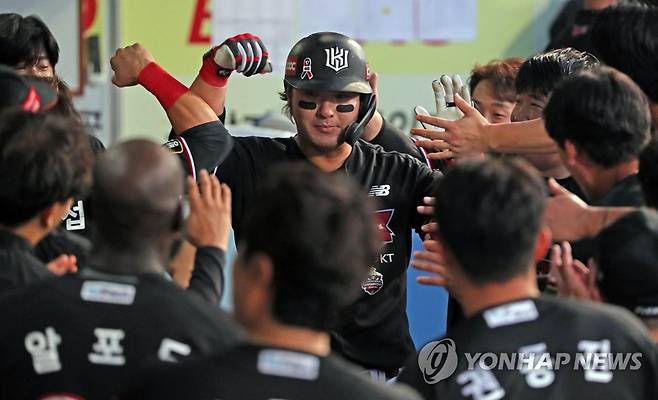 박병호 '홈런 추가' (대구=연합뉴스) 김현태 기자 = 30일 오후 대구 삼성라이온즈파크에서 열린 프로야구 '2022 신한은행 쏠(SOL) KBO 리그' kt 위즈와 삼성 라이온즈의 경기. 4회 초 2사 상황에서 kt 박병호가 연타석 홈런을 친 후 동료들의 축하를 받고 있다. 2022.6.30 mtkht@yna.co.kr