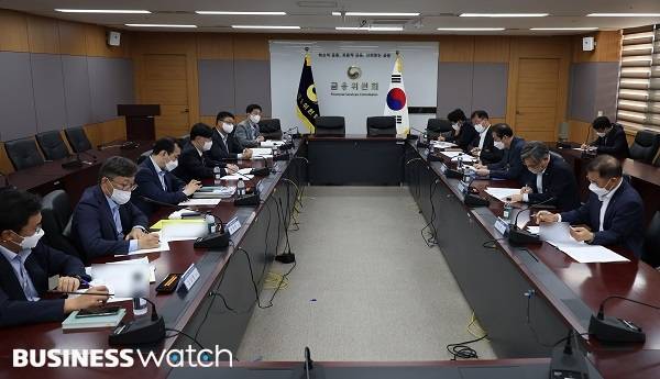 금융당국과 유관기관 관계자들이 1일 주식시장 마감 이후 금융위에 모여 금융시장합동점검회의를 열었다. / 사진=금융위원회 제공