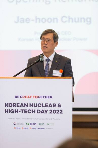 정재훈 한국수력원자력 사장이 30일(현지시간) 폴란드 바르샤바 쉐라톤호텔에서 열린 ‘한국원전과 첨단산업의 밤’ 행사에서 개회사하고 있다. (사진=한수원)