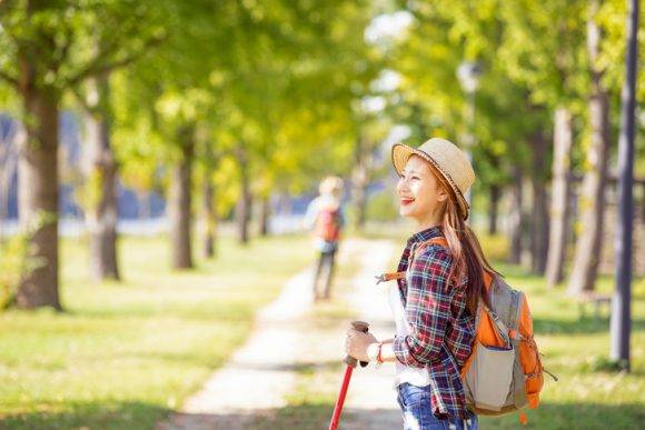 약간의 짐을 지고 걸으면 운동 강도가 세진다. [사진=게티이미지뱅크]