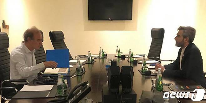 28일(현지시간) 카타르 도하에서 엔리케 모라 (왼쪽)유럽연합(EU) 대외관계청 사무차장과 알리 바게리카니(오른족) 이란 측 협상단 대표가 핵합의 복원 간접 협상을 하고 있다. 2022.06.30 © AFP=뉴스1 © News1 정윤미 기자