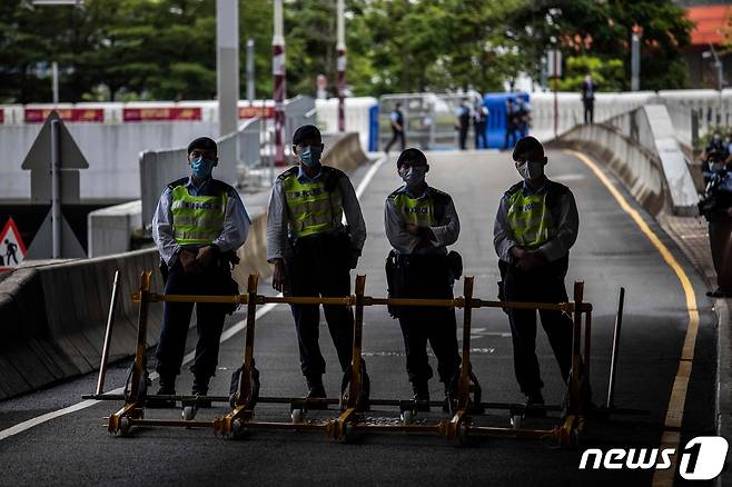 홍콩 시민들은 전통적으로 매년 반환일에 맞춰 수만명이 거리로 나와 평화시위를 열었으나 최근 몇년간 코로나19 방역과 2020년 제정된 국가보안법에 따른 단속 강화로 거리시위는 자취를 감췄다. © AFP=뉴스1 © News1 정윤영 기자