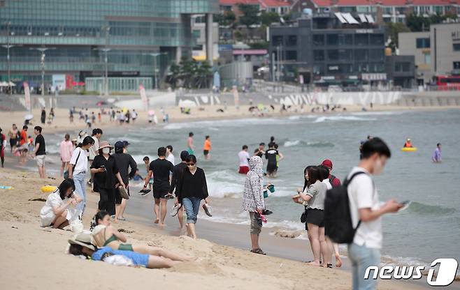 부산 해운대해수욕장에서 시민들이 물놀이를 즐기고 있다. 2022.6.20/뉴스1 © News1 김영훈 기자