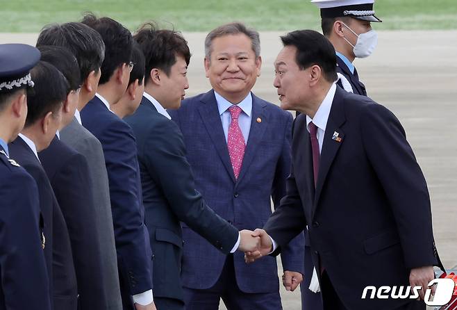 윤석열 대통령이 3박5일 동안 스페인 마드리드에서 열린 나토(NATO·북대서양조약기구) 정상회의 첫 순방을 마치고 김건희 여사와 1일 경기 성남 서울공항에 도착해 마중나온 이준석 국민의힘 대표와 악수하고 있다. (대통령실사진기자단) 2022.7.1/뉴스1 © News1 안은나 기자