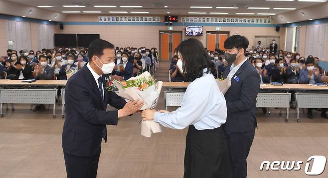 구인모 거창군수가 7월 정례조회에 참석해 취임선서 후 직원들로부터 축하 꽃다발을 받고 있다.(거창군 제공)© 뉴스1