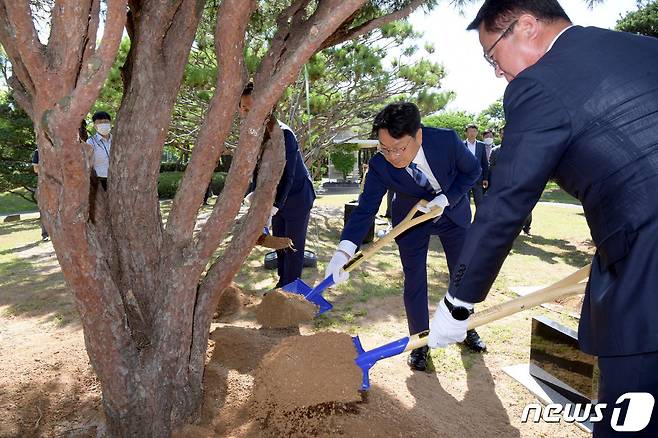 강기정 광주시장이 1일 오전 시청 기념식수 동산에서 문금주 전라남도 행정부지사와 함께 기념 식수를 하고 있다.(광주시 제공)2022.7.1/뉴스1 © News1