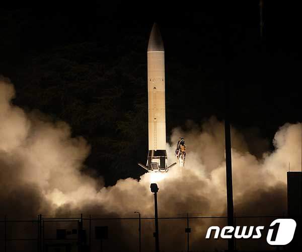 미국의 '고등 극초음속 무기'(AHW) 탑재 미사일 시험발사 (미 육군) © 뉴스1