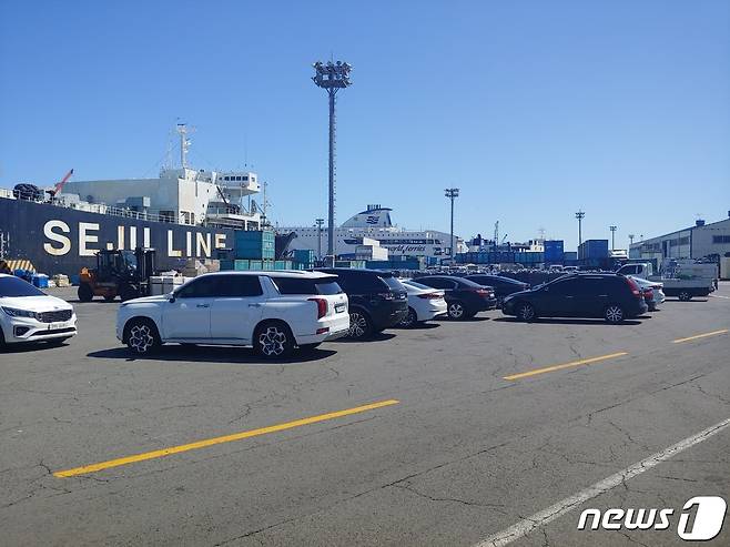 제주도가 오는 15일까지 제주항내 무단 주·정차 집중단속을 실시한다고 1일 밝혔다. 사진은 제주항내 주차된 차량들.(제주도 제공) © 뉴스1