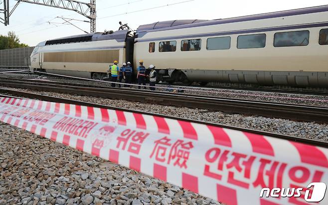 1일 부산에서 수서역으로 향하던 SRT 열차가 대전조창역 인근에서 탈선하는 사고가 발생해 관계자들이 사고를 수습하고 있다. 2022.7.1/뉴스1 © News1 김기태 기자