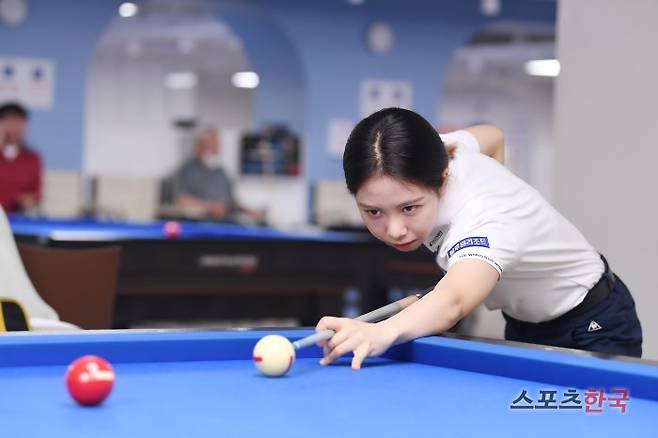 프로당구 선수 김민영이 스포츠한국과의 인터뷰에서 스트로크 자세를 취하고 있다. ⓒ이혜영 기자 lhy@hankooki.com