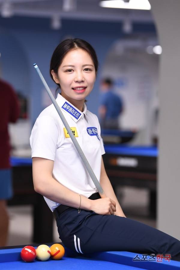 프로당구 선수 김민영이 스포츠한국과의 인터뷰에서 포즈를 취하고 있다. ⓒ이혜영 기자 lhy@hankooki.com