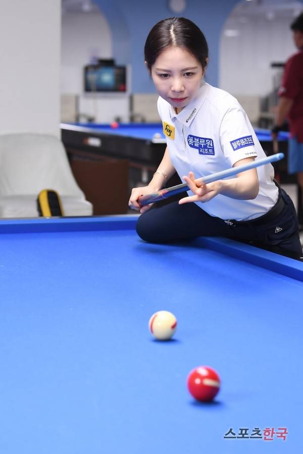 프로당구 선수 김민영이 스포츠한국과의 인터뷰에서 스트로크 자세를 취하고 있다. ⓒ이혜영 기자 lhy@hankooki.com