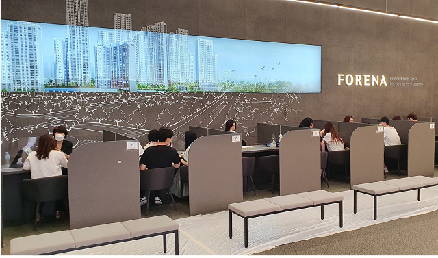 예비 청약자들이 '한화 포레나 인천구월' 모델하우스에서 상담을 받고 있다. /한화건설 제공