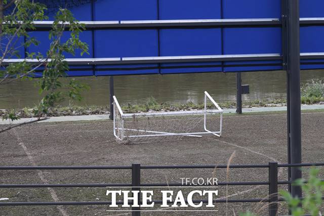 쓰러진 축구골대.