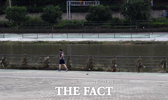 범람했던 중랑천 물이 빠지며 나뭇가지와 쓰레기 등 각종 부유물이 안전펜스를 뒤덮고 있다.