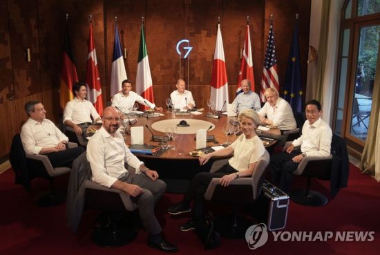 지난 26일(현지시간) 독일에서 열린 G7 정상회의에서 세계 정상들이 푸틴 대통령을 저격하는 듯한 발언을 했다. 정상들은 셔츠만 입고 단체사진을 찍었다. [이미지출처=연합뉴스]