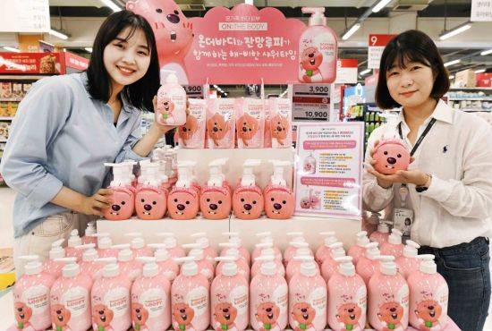 서울 홈플러스 강서점에서 모델과 바이어가 잔망루피 보디·핸드워시를 소개하고 있다.