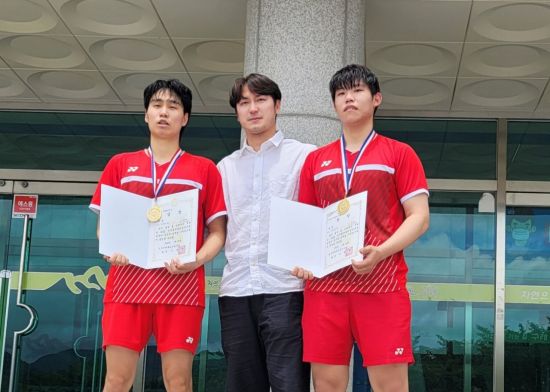 석초현 선수(왼쪽), 박경빈 선수(오른쪽)가 우승 후 기념사진을 찍고 있다.