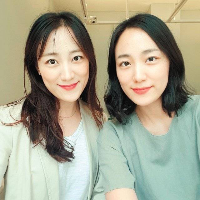 선택적 함구증을 앓았던 일란성 쌍둥이 자매 윤여진 씨(왼쪽)와 여주 씨. 두 사람은 ‘얼굴, 표정, 몸동작까지 모든 게 부자연스러웠던 아이’라고 자신들의 유년 시절을 회고했다. 윤여진 씨 제공