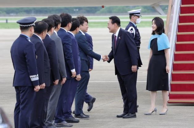 윤석열 대통령이 3박5일 동안 스페인 마드리드에서 열린 나토(NATO·북대서양조약기구) 정상회의 첫 순방을 마치고 김건희 여사와 1일 경기 성남 서울공항에 도착해 마중나온 이준석 국민의힘 대표와 악수하고 있다. 2022.7.1 대통령실사진기자단