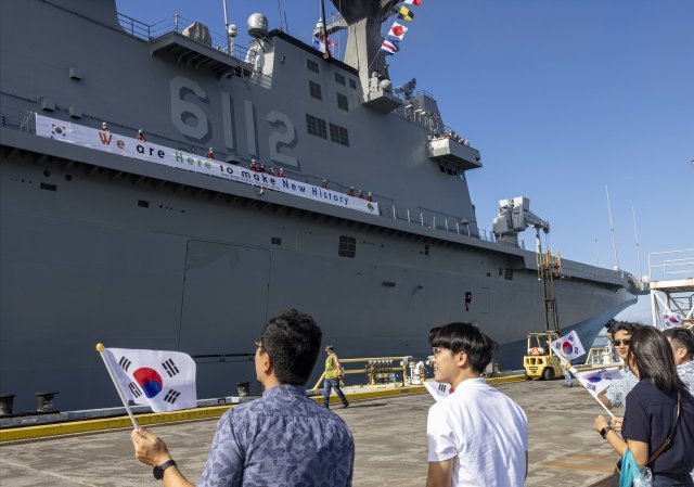 대한민국 해군 마라도함이 림팩 훈련을 준비하기 위해 진주만 합동 기지에 도착하고 있다. 미 해군 제공