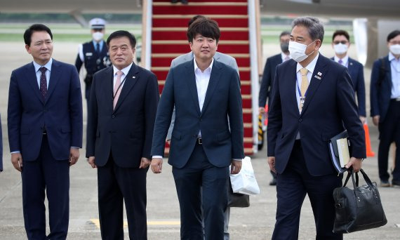 이준석 국민의힘 대표가 1일 경기도 성남 서울공항에서 3박 5일간의 스페인 마드리드 방문 일정을 마친 윤석열 대통령 마중을 마친 후 이동하고 있다. 2022.07.01. photo1006@newsis.com /사진=뉴시스