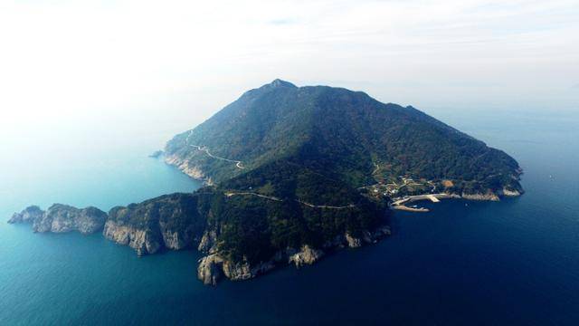 통영 두미도는 지형이 가오리처럼 머리(두)와 꼬리(미)만 있는 생물의 형체를 닮았다 해서 붙여진 이름이다. 2020년 경남도형 섬 재생사업인 ‘살고 싶은 섬’ 1호로 선정됐다. 경남도 제공