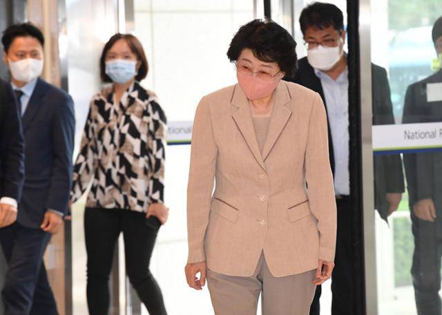김승희 보건복지부 장관 후보자가 지난 5월 30일 오후 서울 서대문구 국민연금공단 서울북부지역본부에 마련된 인사청문회 준비 사무실로 들어서고 있다. 배우한 기자