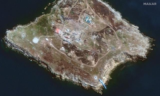 러시아군 철수한 흑해 뱀섬에서 치솟는 연기. 즈미니섬=EPA 연합뉴스