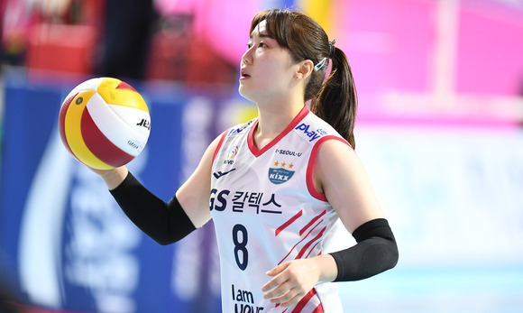 IBK기업은행과 GS칼텍스에서 뛰던 리베로 김해빈이 페퍼저축은행 유니폼을 입게 됐다. GS칼텍스 소속이던 지난 1월 2일 흥국생명과 원정 경기에 앞서 김해빈이 코트에서 몸을 풀고 있다. [사진=한국배구연맹(KOVO)]
