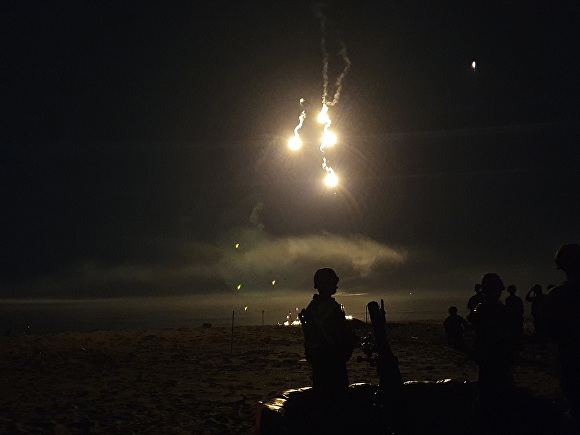 지난달 30일 육군 50보병사단이 포항 화진훈련장에서 야간 박격포 조명탄 사격훈련을 실시하고 있다. [사진=육군 50보병사단]